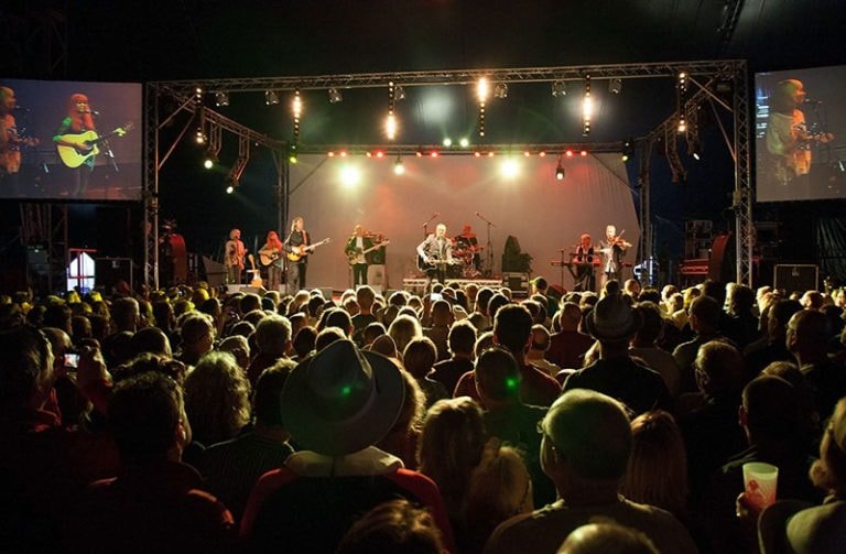 MonaLisa Twins with Steve Harley & Cockney Rebel at Wickham Festival 2015, UK