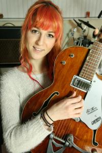 Lisa_Old_Gretsch_01